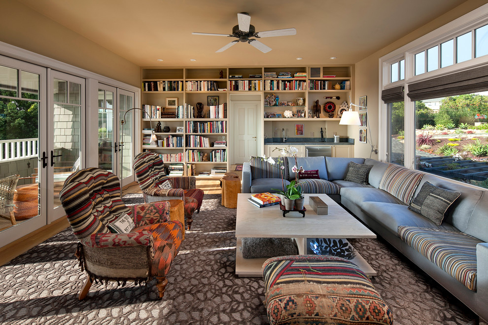 Ejemplo de sala de estar con biblioteca tradicional renovada grande sin televisor