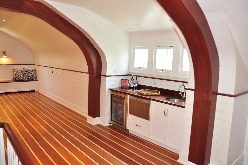 Imagen de sala de estar clásica con suelo de madera en tonos medios
