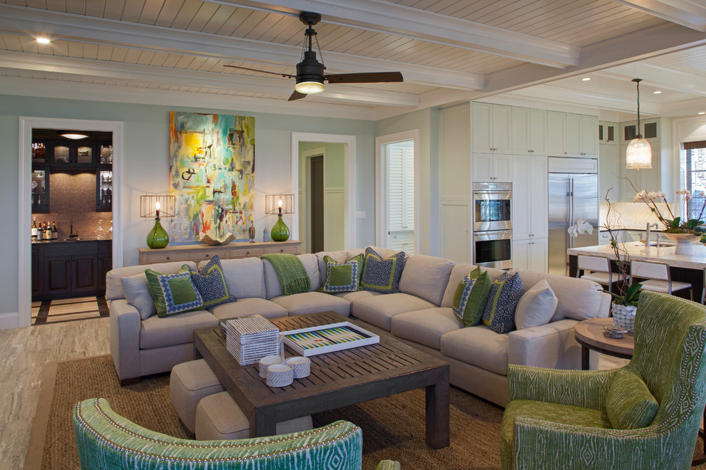 Diseño de sala de estar abierta costera con paredes azules