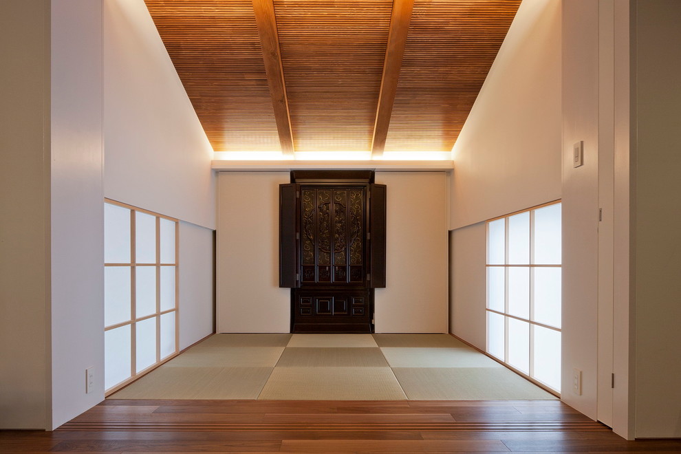 Idée de décoration pour une salle de séjour asiatique avec un mur blanc, un sol de tatami et un sol vert.