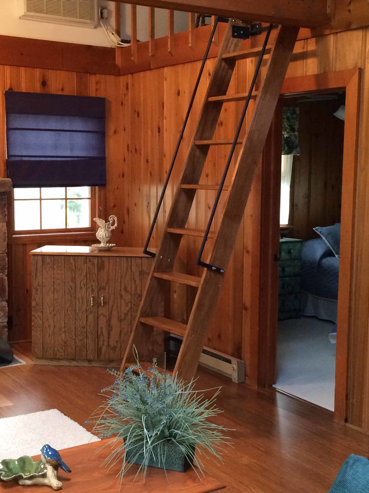 Ejemplo de sala de estar tipo loft rural de tamaño medio sin chimenea y televisor con paredes beige y suelo de madera en tonos medios