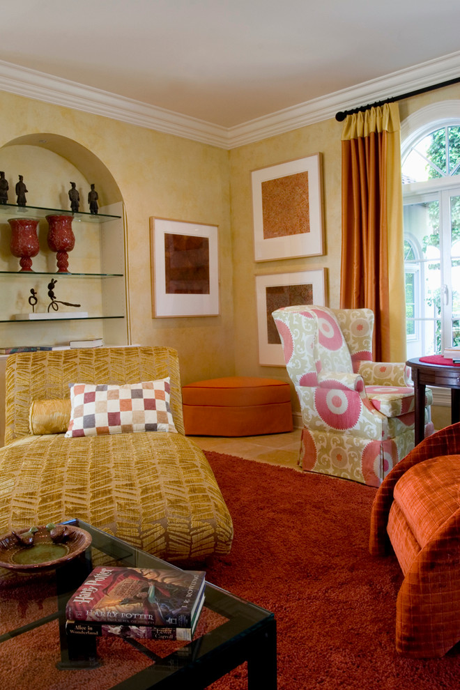 Idée de décoration pour une grande salle de séjour vintage ouverte avec un mur jaune, un sol en bois brun, une cheminée standard et un manteau de cheminée en pierre.