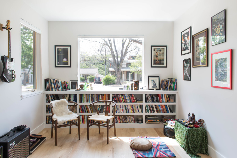 Diseño de sala de estar con rincón musical contemporánea con paredes blancas, suelo de madera clara y suelo beige