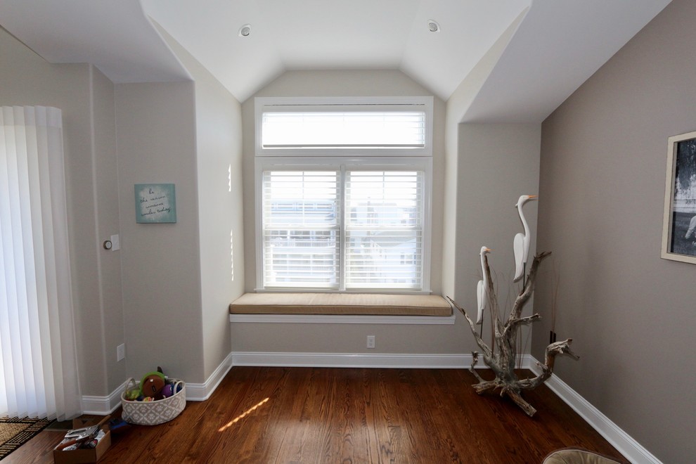 На фото: открытая гостиная комната в морском стиле с серыми стенами, темным паркетным полом, телевизором на стене и коричневым полом с