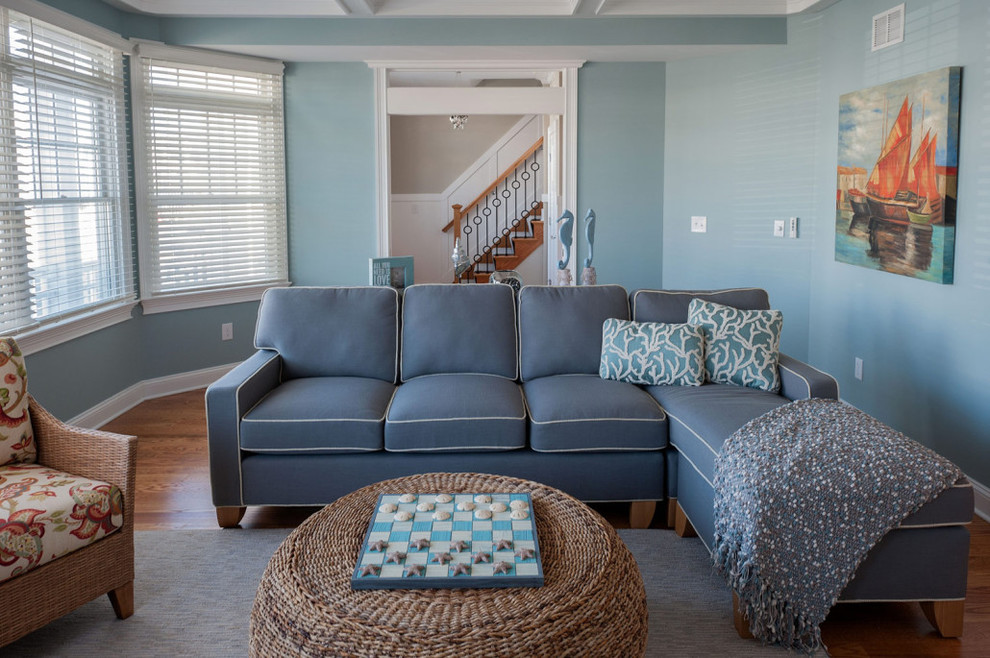 Foto di un soggiorno stile marino di medie dimensioni e aperto con pareti blu e pavimento in legno massello medio