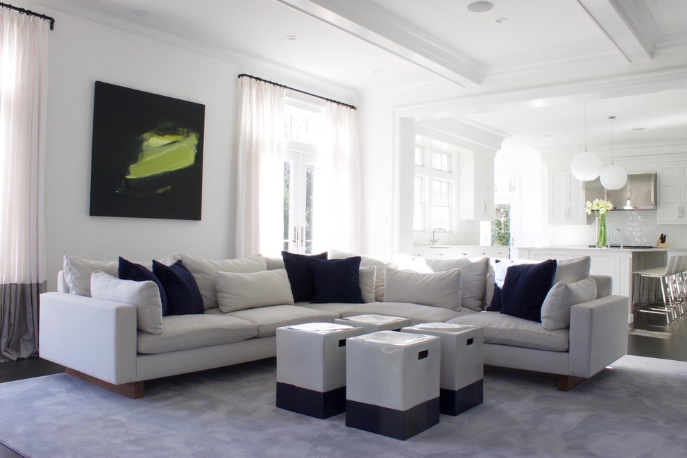 Свежая идея для дизайна: большая открытая гостиная комната в стиле неоклассика (современная классика) с белыми стенами, темным паркетным полом и коричневым полом - отличное фото интерьера