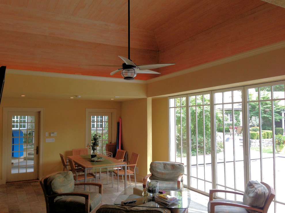 Inredning av ett modernt mellanstort allrum på loftet, med gula väggar, kalkstensgolv och en standard öppen spis