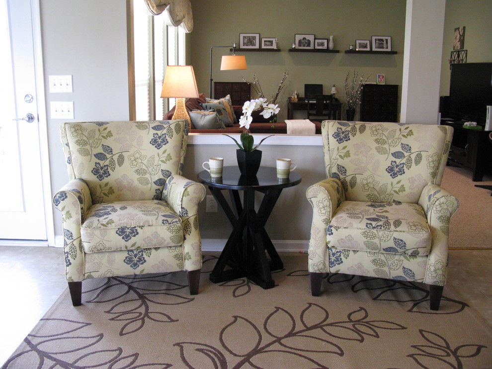 Imagen de sala de estar contemporánea con paredes beige