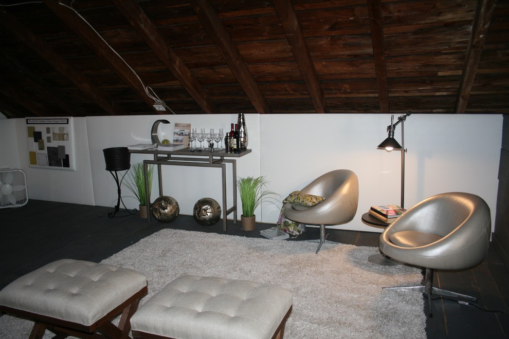 Идея дизайна: двухуровневая гостиная комната среднего размера в стиле модернизм с деревянным полом и белыми стенами без камина, телевизора