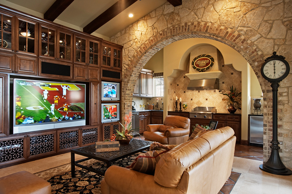 Großes, Offenes Mediterranes Wohnzimmer ohne Kamin mit beiger Wandfarbe, Multimediawand, Hausbar, Porzellan-Bodenfliesen und beigem Boden in Austin