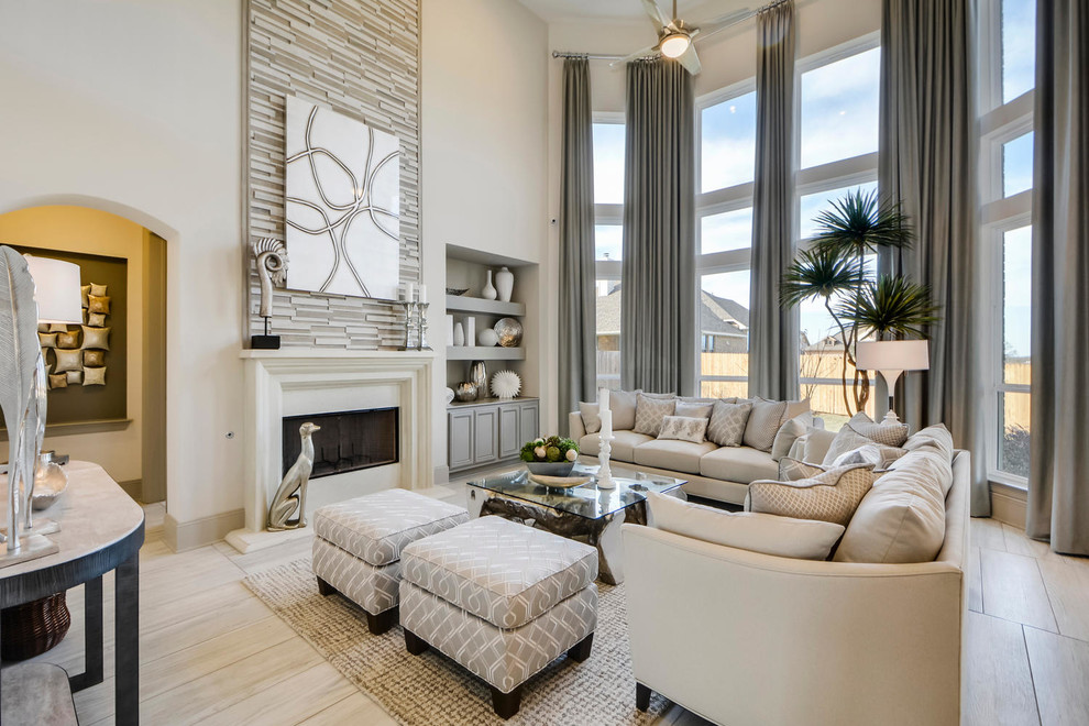 Cette image montre une salle de séjour traditionnelle avec un mur beige, parquet clair, une cheminée standard et aucun téléviseur.