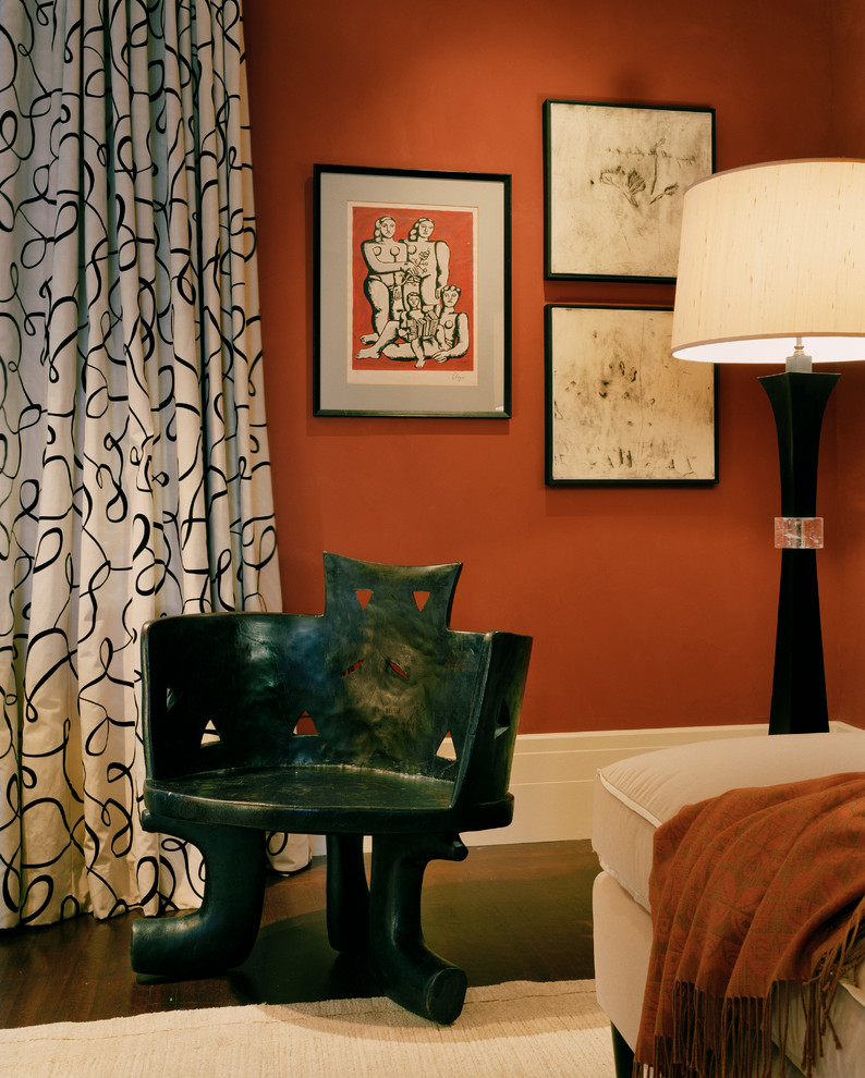 Пример оригинального дизайна: изолированная гостиная комната среднего размера в современном стиле с оранжевыми стенами и темным паркетным полом