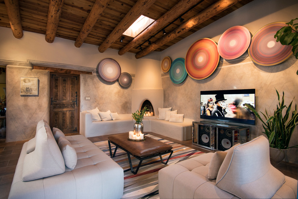 Пример оригинального дизайна: гостиная комната в стиле фьюжн с разноцветными стенами, полом из керамической плитки, угловым камином и отдельно стоящим телевизором