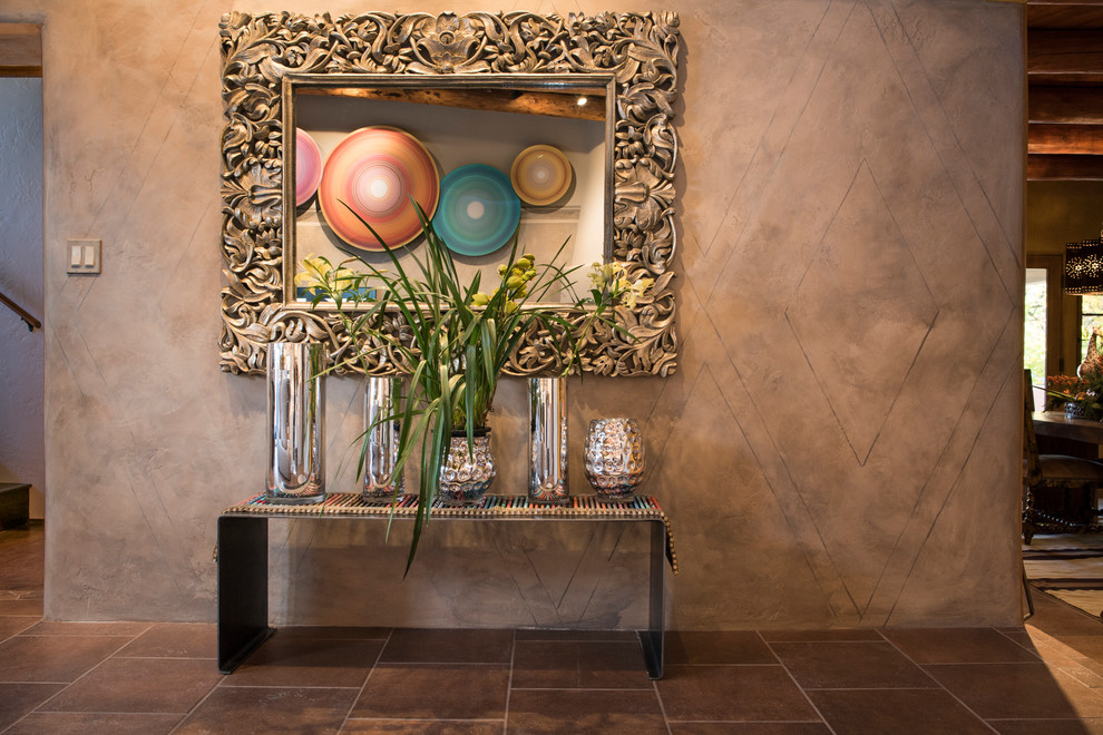 Modelo de sala de estar de estilo americano con paredes multicolor, suelo de baldosas de cerámica, chimenea de esquina y televisor independiente