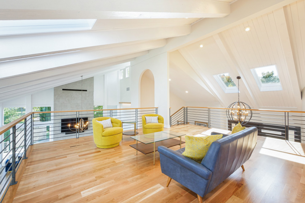 Foto de sala de estar tipo loft y abovedada tradicional renovada con paredes blancas, suelo de madera clara y suelo beige