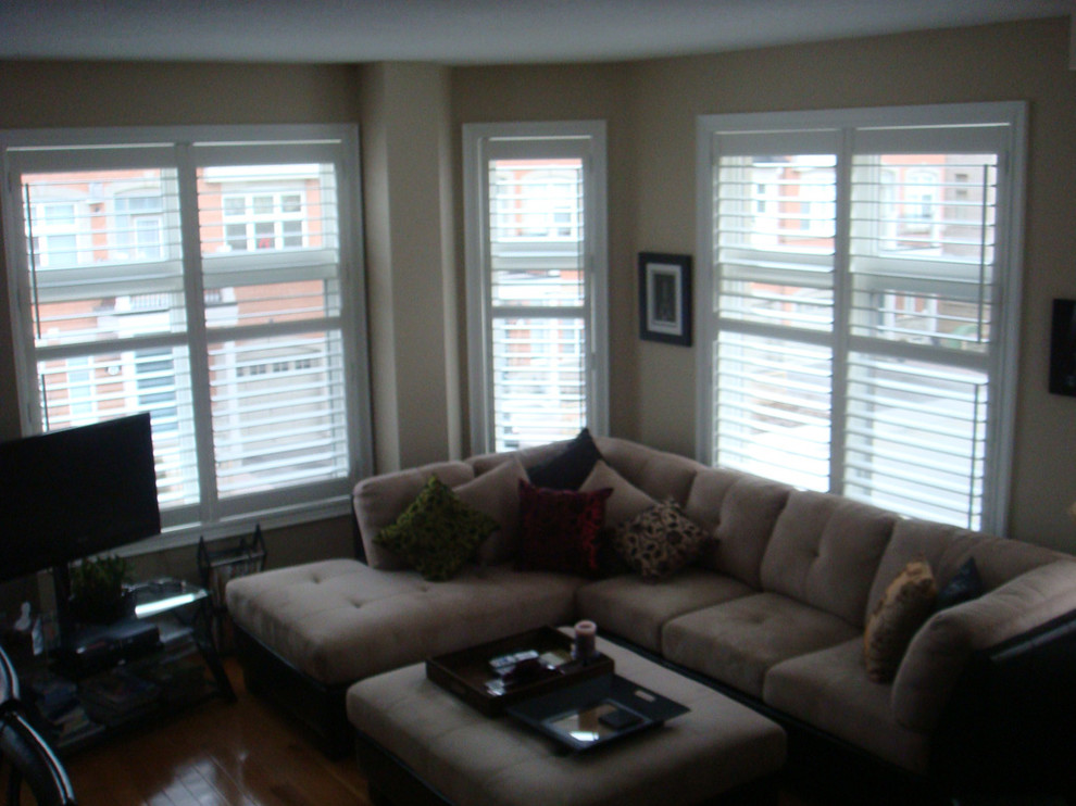 Immagine di un grande soggiorno design con pavimento in legno massello medio