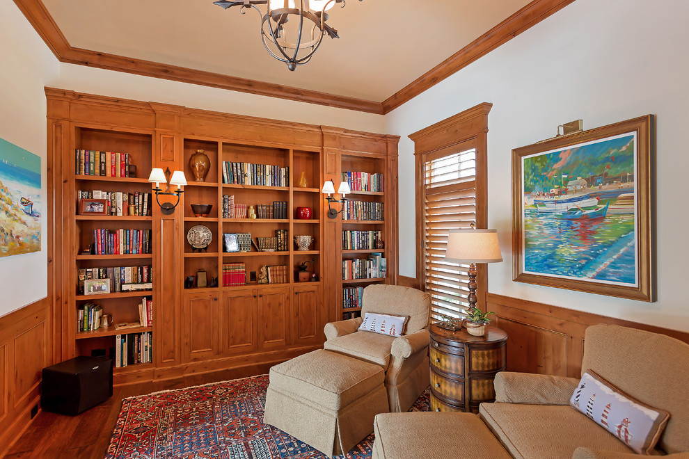Mittelgroße, Abgetrennte Klassische Bibliothek mit weißer Wandfarbe, hellem Holzboden und braunem Boden in Tampa