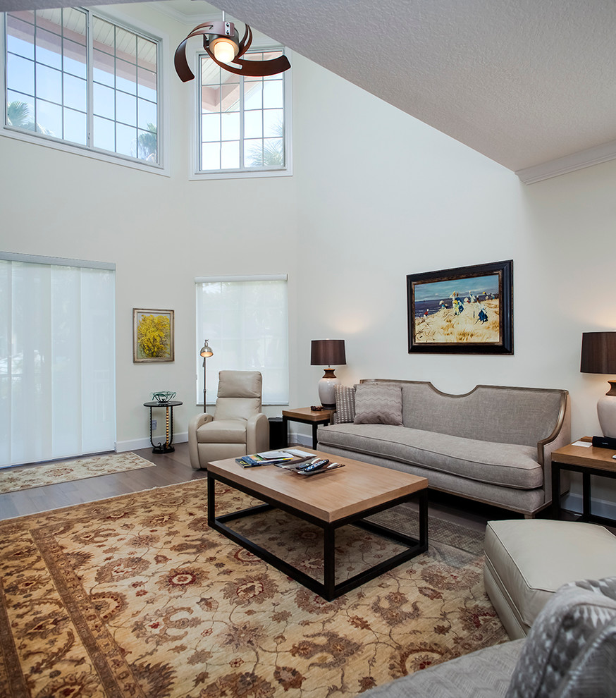 Modelo de sala de estar tipo loft clásica renovada con suelo de madera en tonos medios
