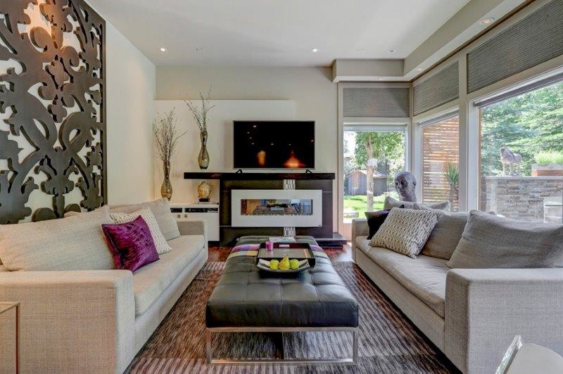 Cette photo montre une grande salle de séjour tendance ouverte avec un mur gris, parquet foncé, une cheminée standard, un manteau de cheminée en carrelage et un téléviseur indépendant.