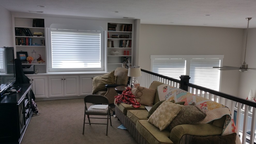 Immagine di un grande soggiorno stile marinaro stile loft con pareti beige, pavimento in legno massello medio e TV autoportante
