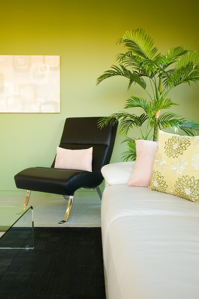 Идея дизайна: маленькая изолированная гостиная комната в современном стиле с зелеными стенами, полом из керамической плитки и мультимедийным центром для на участке и в саду