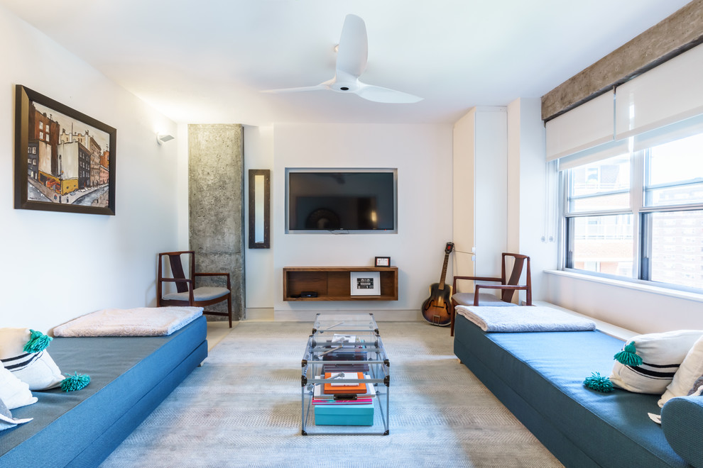 Modelo de sala de estar con rincón musical cerrada industrial con paredes blancas, moqueta, televisor colgado en la pared y suelo gris
