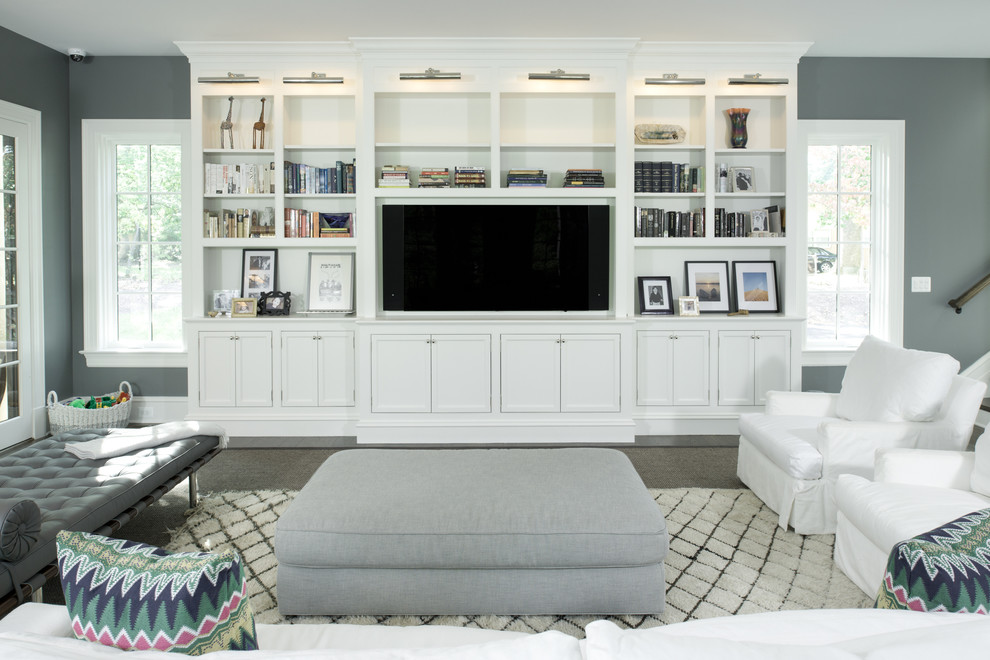 На фото: гостиная комната в стиле неоклассика (современная классика) с серыми стенами, ковровым покрытием и телевизором на стене без камина с