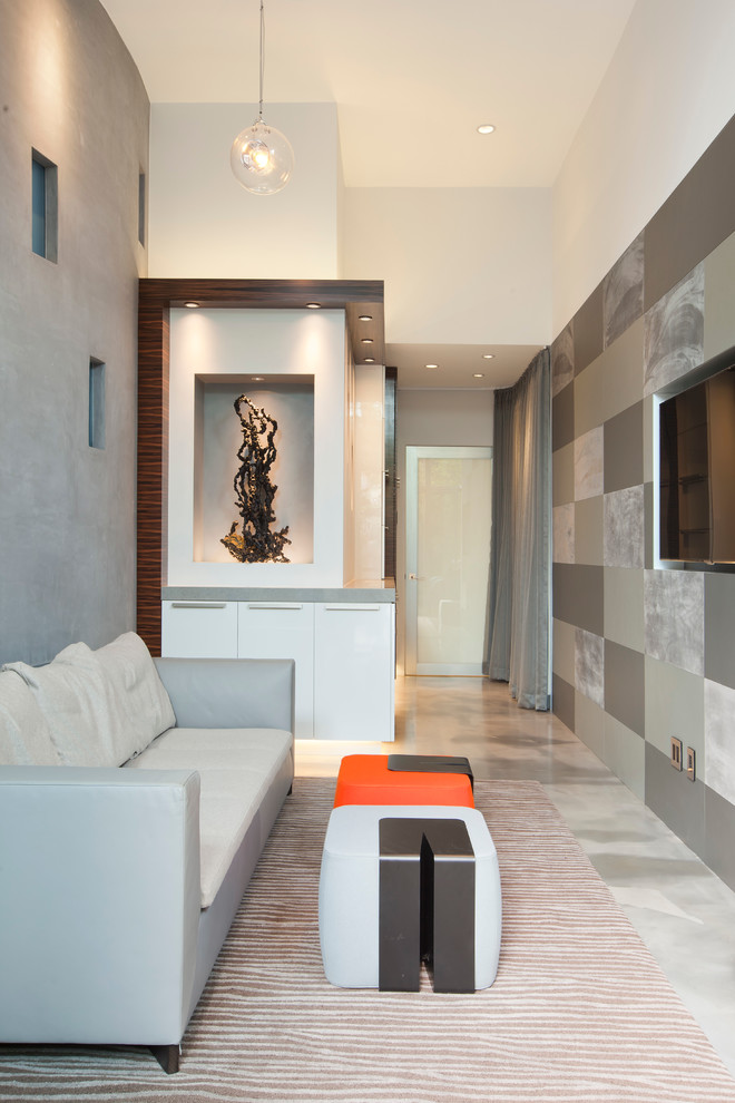 На фото: маленькая изолированная гостиная комната в современном стиле с серыми стенами и телевизором на стене без камина для на участке и в саду