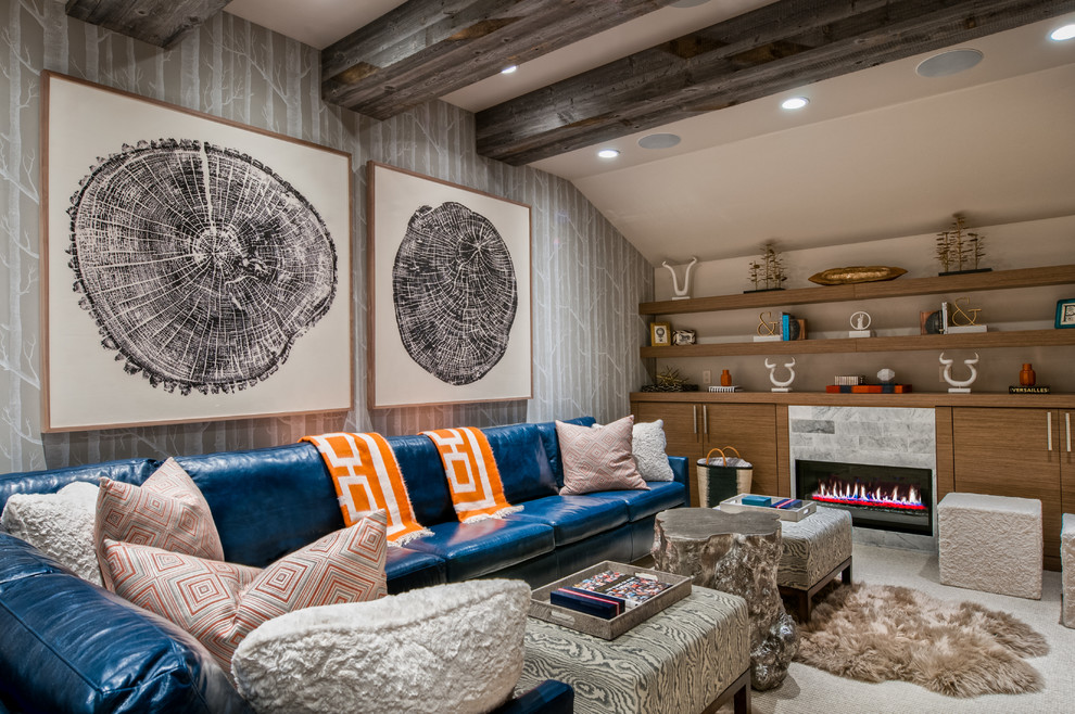 Diseño de sala de estar rural con paredes grises, moqueta, chimenea lineal, marco de chimenea de piedra y suelo gris