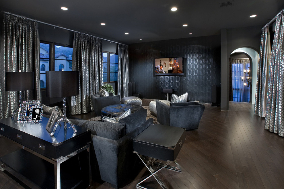 Свежая идея для дизайна: гостиная комната в современном стиле с черными стенами, темным паркетным полом и телевизором на стене - отличное фото интерьера