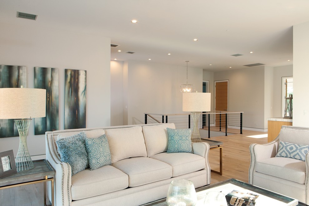 Идея дизайна: двухуровневая гостиная комната среднего размера в современном стиле с серыми стенами, светлым паркетным полом и бежевым полом без камина, телевизора