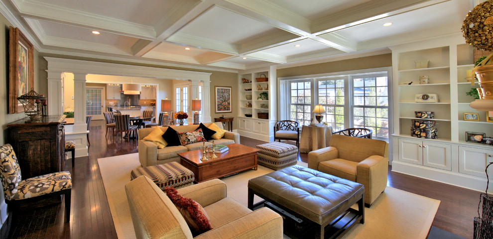 Пример оригинального дизайна: большая открытая гостиная комната в стиле неоклассика (современная классика) с коричневыми стенами, темным паркетным полом, стандартным камином, фасадом камина из металла, мультимедийным центром и коричневым полом