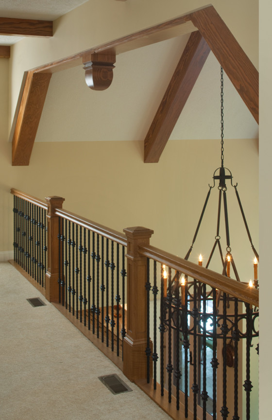 Geräumiges Klassisches Wohnzimmer im Loft-Stil mit Teppichboden, beiger Wandfarbe und beigem Boden in Grand Rapids