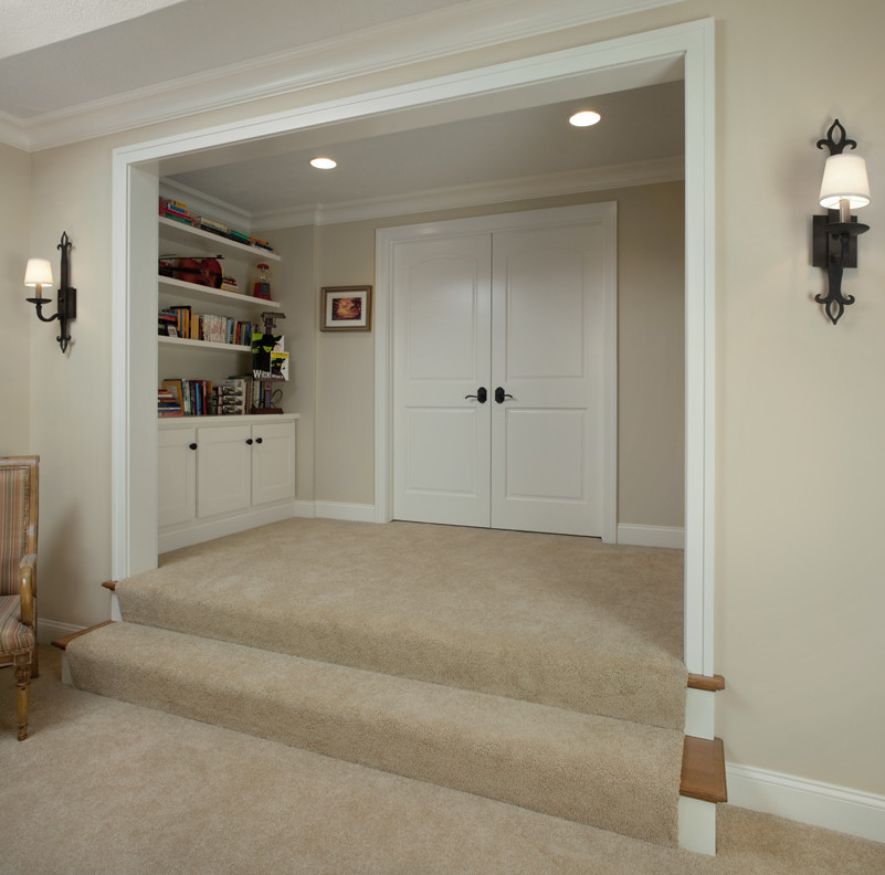 Imagen de sala de estar tipo loft clásica extra grande con paredes grises, moqueta y suelo beige