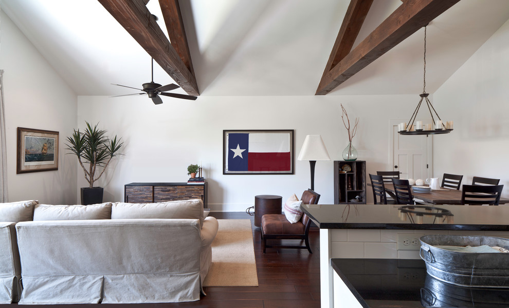 Imagen de sala de estar abierta de estilo de casa de campo pequeña sin chimenea con paredes blancas y suelo de madera oscura