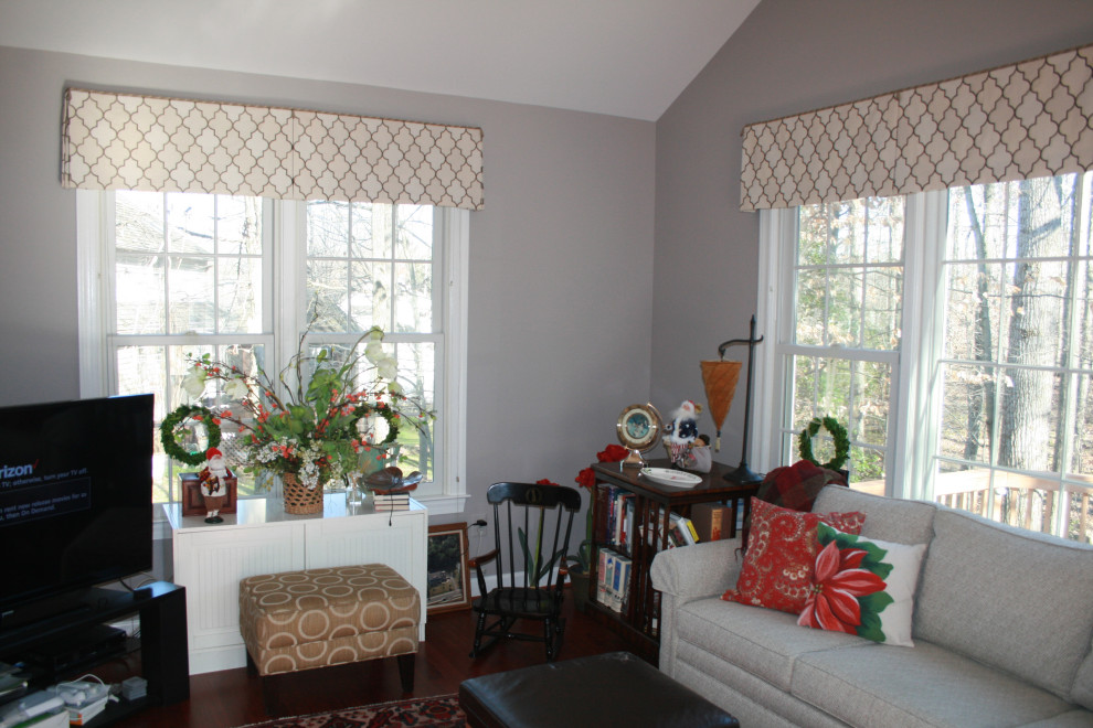 Modernes Wohnzimmer mit grauer Wandfarbe, freistehendem TV und braunem Boden in Washington, D.C.