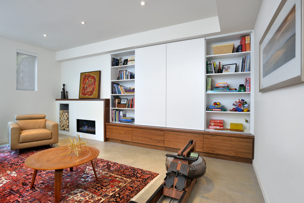 Modelo de sala de estar contemporánea con paredes blancas, chimenea lineal y televisor retractable