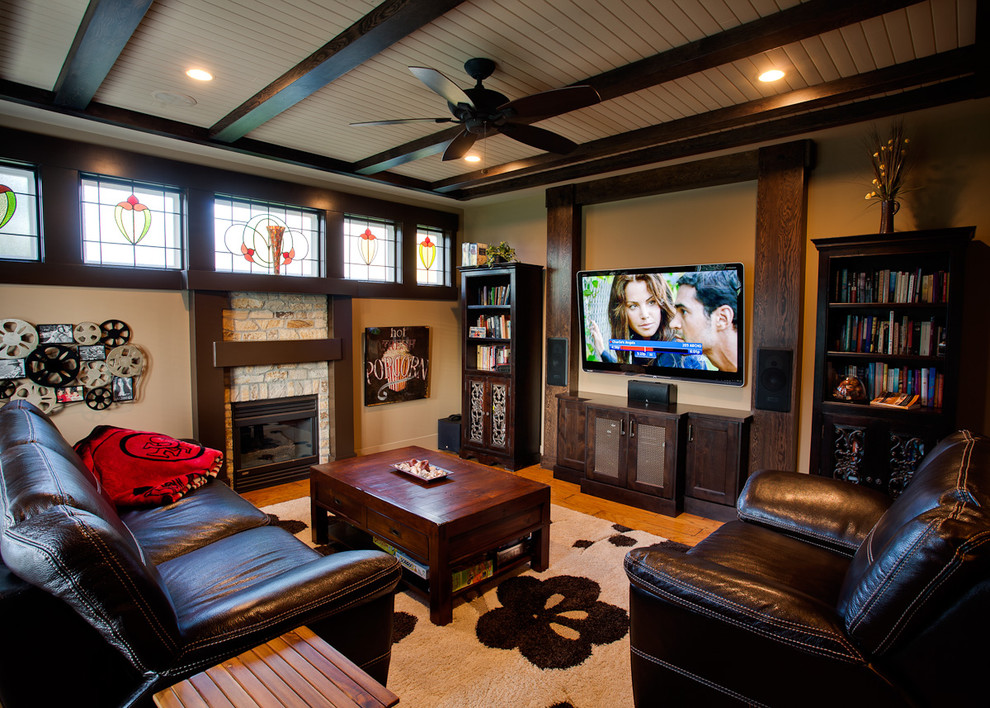 Diseño de sala de estar tradicional con paredes beige, todas las chimeneas, marco de chimenea de piedra y televisor colgado en la pared