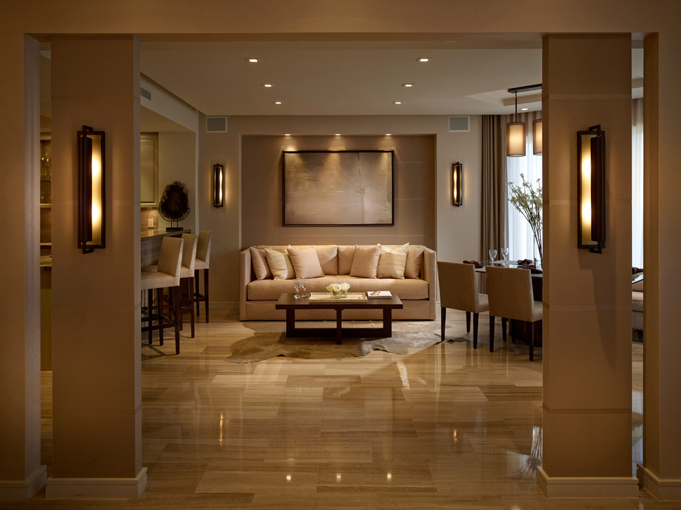 Foto di un grande soggiorno moderno aperto con pareti marroni e pavimento in marmo