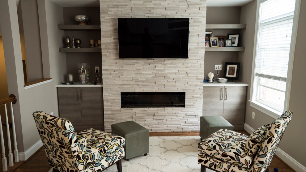 Foto på ett litet funkis allrum med öppen planlösning, med grå väggar, mellanmörkt trägolv, en hängande öppen spis, en spiselkrans i metall, en väggmonterad TV och brunt golv
