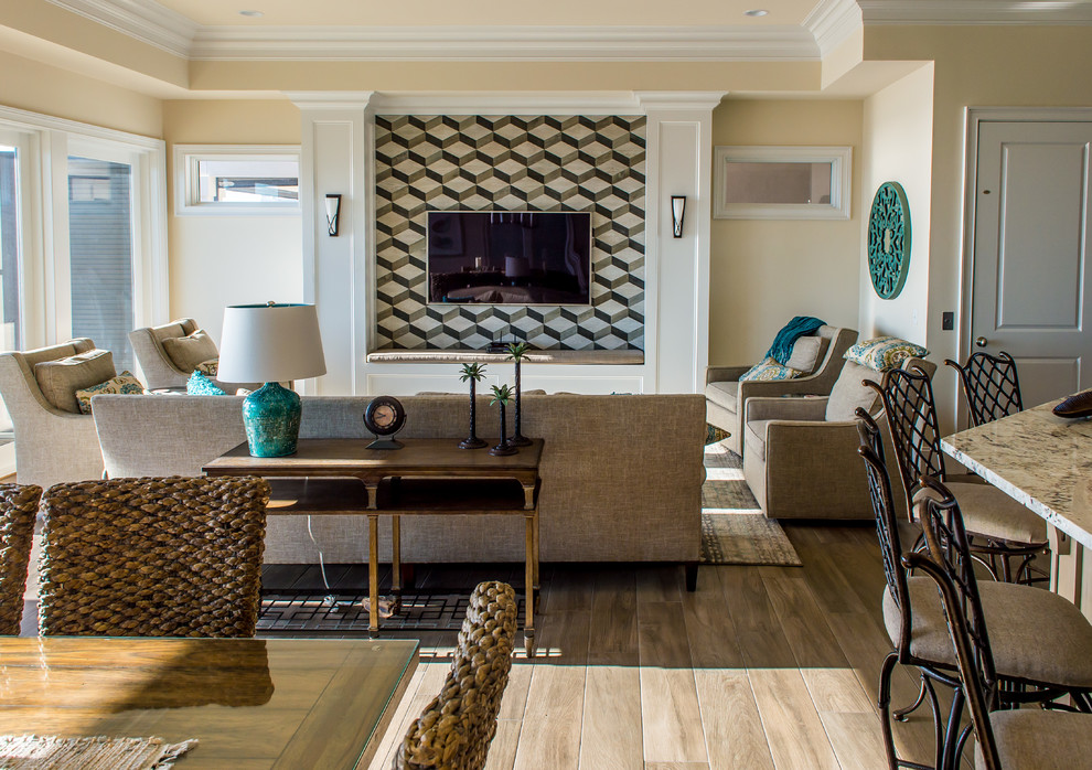 Foto di un soggiorno costiero di medie dimensioni e aperto con pareti beige, pavimento in gres porcellanato e TV a parete