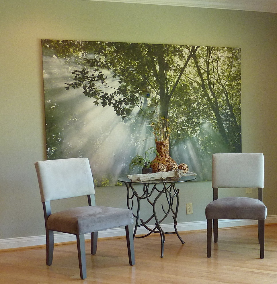 Foto di un grande soggiorno tradizionale chiuso con pareti grigie, pavimento in legno massello medio e pavimento marrone