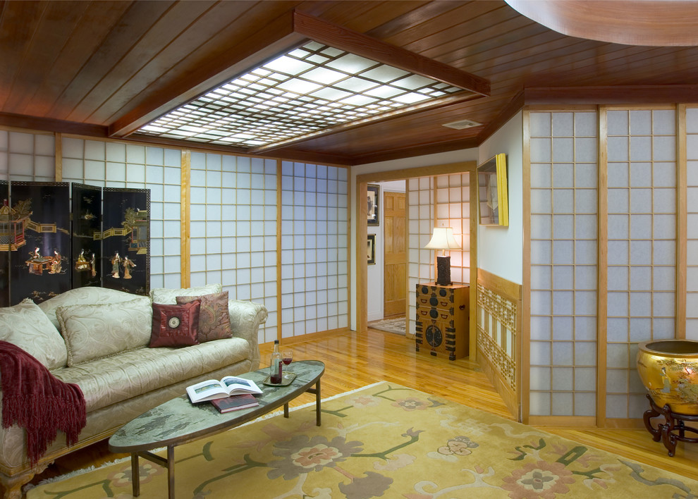 Idées déco pour une salle de séjour asiatique de taille moyenne et fermée avec un sol en bois brun et un téléviseur dissimulé.