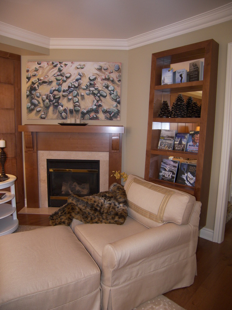 Foto di un soggiorno design con pareti beige, parquet scuro, camino classico e cornice del camino in legno