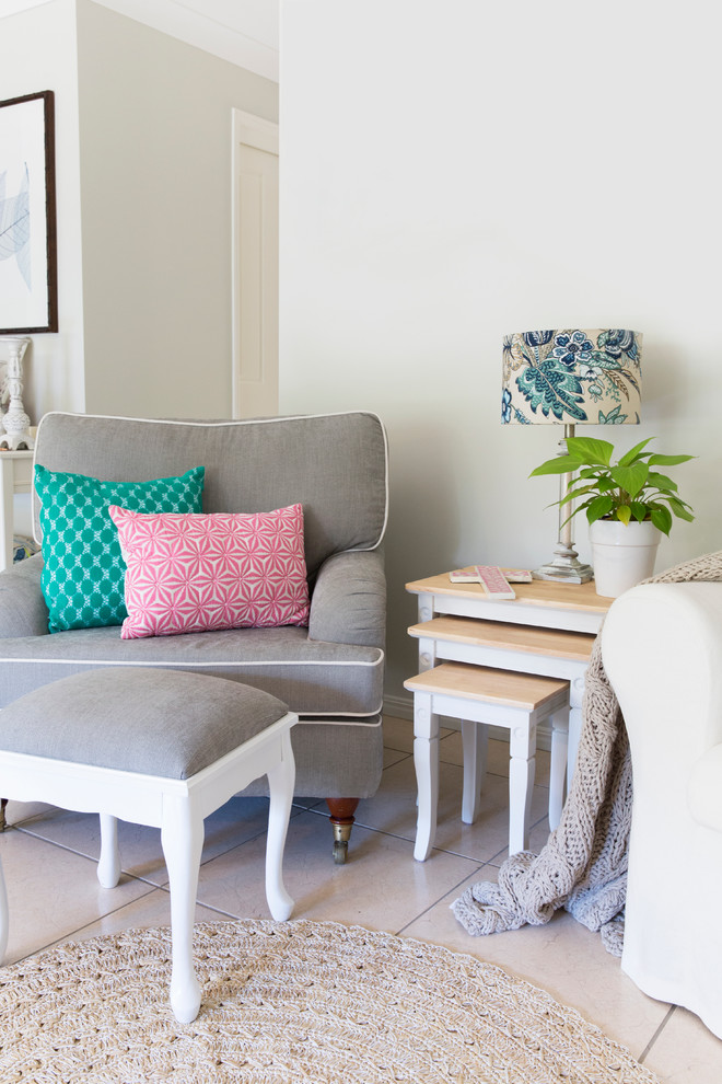 Idee per un piccolo soggiorno classico aperto con pareti grigie, pavimento con piastrelle in ceramica e TV autoportante