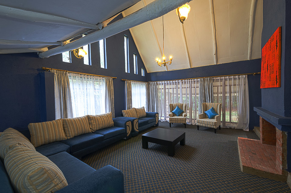 Idées déco pour une grande salle de séjour contemporaine ouverte avec un mur bleu, moquette, une cheminée double-face et un sol bleu.
