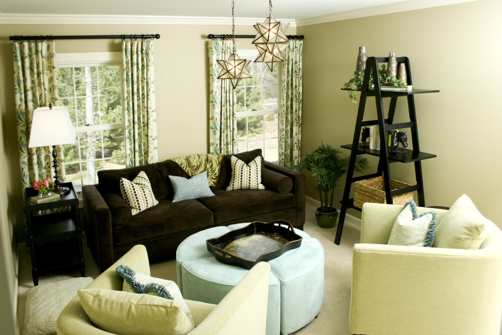 Esempio di un soggiorno minimal con pareti beige e moquette