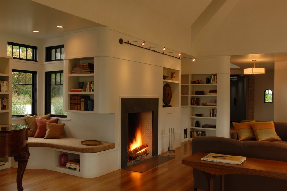 Modelo de sala de estar con rincón musical abierta contemporánea extra grande con paredes beige, suelo de madera clara, todas las chimeneas y marco de chimenea de ladrillo