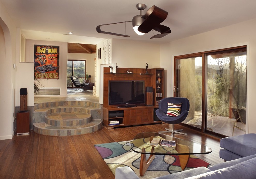 Ejemplo de sala de estar contemporánea con suelo de madera oscura y alfombra