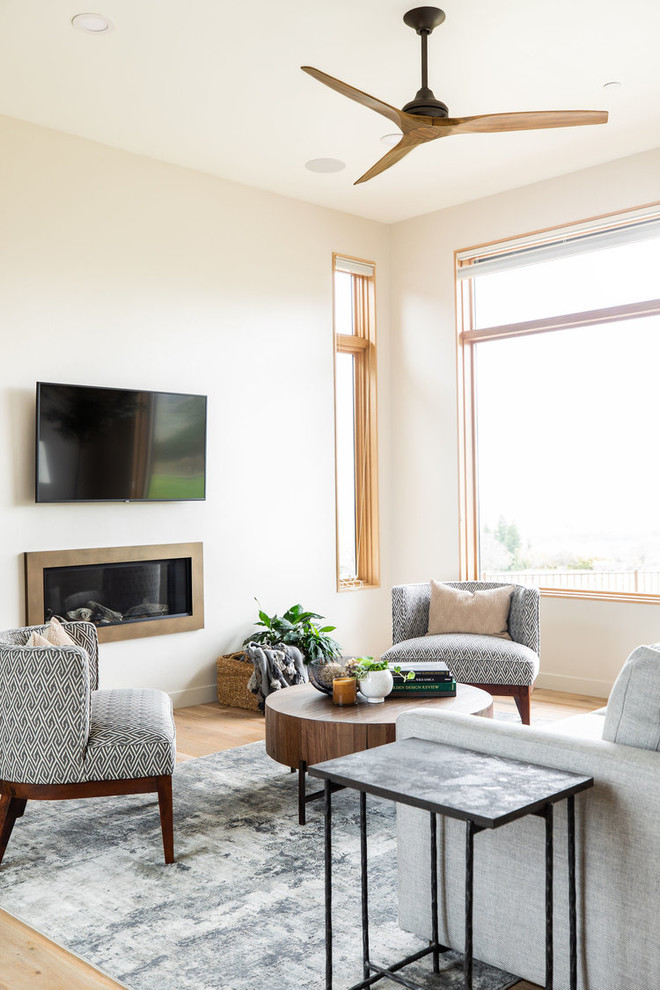 Abgetrenntes Klassisches Wohnzimmer mit weißer Wandfarbe, hellem Holzboden, Gaskamin, TV-Wand und beigem Boden in Sacramento